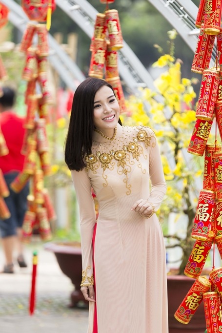 Top 5 nữ hoàng trang sức dịu dàng trong sắc xuân Nam Bộ - 2 Top 5 nữ hoàng trang sức dịu dàng trong sắc xuân Nam Bộ - 2