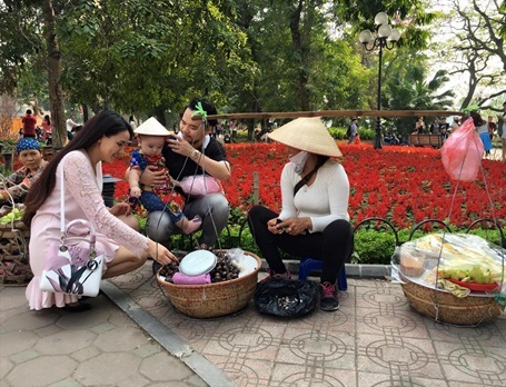 Nhóc tì 10 tháng tuổi nhà Trang Nhung điệu đà áo dài, nón lá - 8 “Cho em chơi với những gánh hàng rong, khi em lớn không biết những gánh hàng rong này còn không nữa. Đây là một trong những đặc trưng của Hà Nội, đơn sơ nhưng đẹp”, người mẫu, diễn viên Trang Nhung chia sẻ.