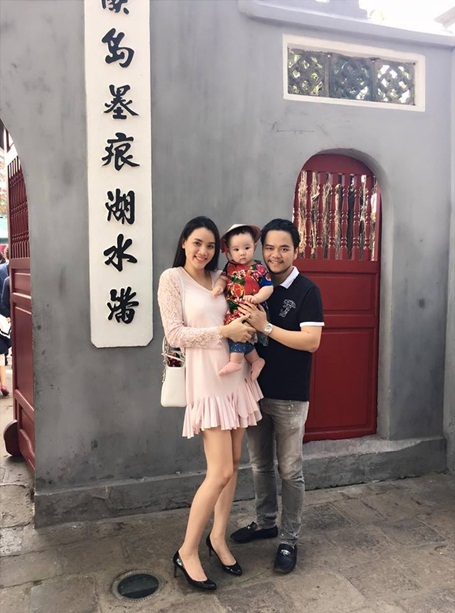 Nhóc tì 10 tháng tuổi nhà Trang Nhung điệu đà áo dài, nón lá - 7 Bé được ba mẹ cho đi thăm thú những địa điểm nổi tiếng của Thủ đô Hà Nội.