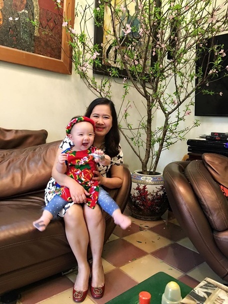 Nhóc tì 10 tháng tuổi nhà Trang Nhung điệu đà áo dài, nón lá - 4 Người mẫu, diễn viên Trang Nhung kể mẹ chồng cô là người hay dạy Vani làm trò nhất nhà. Cô bé rất quấn bà.