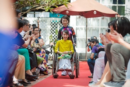Tâm sự của những “người mẫu” khuyết tật lần đầu lên sàn catwalk - 6
Vũ Thị Duyên (Áo dài vàng). Duyên phải ngồi xe lăn, hiện cô đang làm nhân viên SEO tại Hải Phòng sau khi được tham gia khóa học 6 tháng miễn phí tại Trung tâm Nghị lực sống.