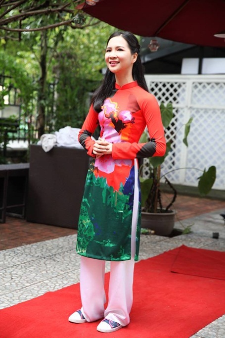 Tâm sự của những “người mẫu” khuyết tật lần đầu lên sàn catwalk - 4
Oanh yếu hai chi dưới và hai chi dưới do biến dạng xương và co cơ do di chứng của phù phổi cấp