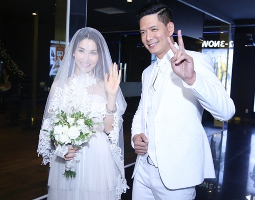 “Bội thực” scandal tình ái, rộn ràng “đám cưới không hôn thú” - 4 “Bội thực” scandal tình ái, rộn ràng “đám cưới không hôn thú” - 4