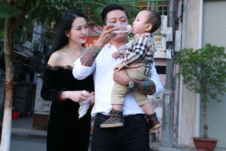 Tuấn Hưng hát ru con trai bằng hit “Nắm lấy tay anh” - 8