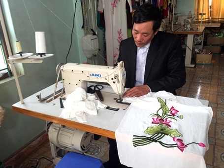 Ông Nghiêm Văn Đạt - Chủ tịch HTX Làng nghề May áo dài truyền thống Trạch Xá cho biết, ở làng số đàn ông theo nghề may nhiều hơn phụ nữ do truyền thống từ xa xưa người phụ nữ chỉ được phụ việc cho nam giới, đến thay khi xã hội thay đổi quan niệm, người phụ nữ đã được bình đẳng làm nghề như nam giới.