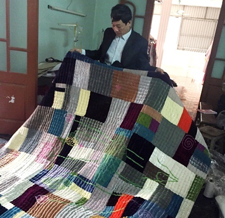 Chăn thêu họa tiết họa sen - một trong những mặt hàng xuất khẩu được thị trường Hàn Quốc ưa chuộng.