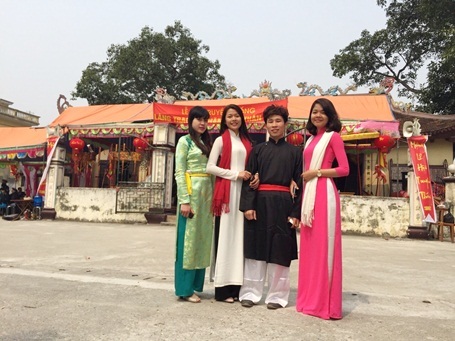 Phương Ly (áo dài trắng) cùng các bạn về làng trong ngày Lễ hội.
