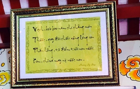 Những vần thơ được trưng bày tại Đền thờ bà Nguyễn Thị Sen - Tổ nghề may.