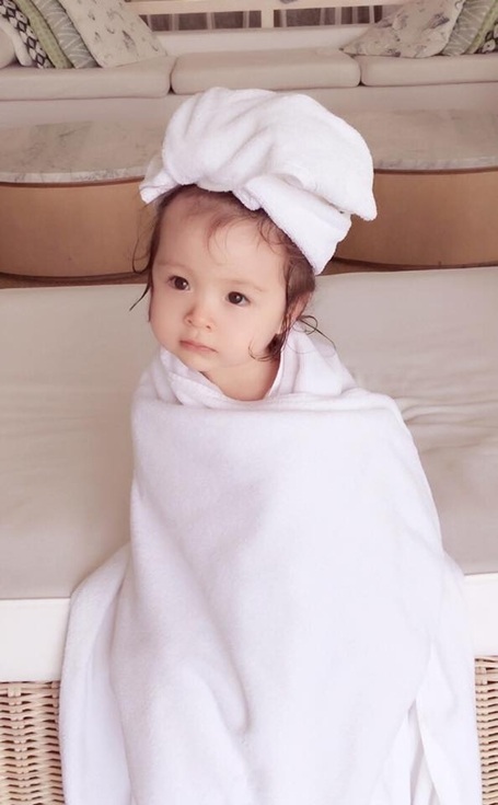 Elly Trần xin tha cho con gái khờ dại - 1
Hình ảnh dễ thương của con gái Elly Trần luôn khiến cư dân mạng thích thú.