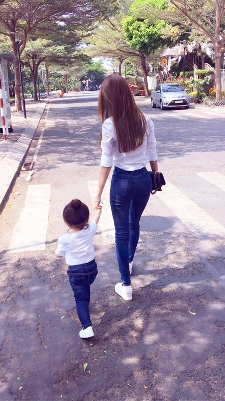 Elly Trần xin tha cho con gái khờ dại - 6
Cô bé Candice ra dáng người mẫu nhí sành điệu và đáng yêu.