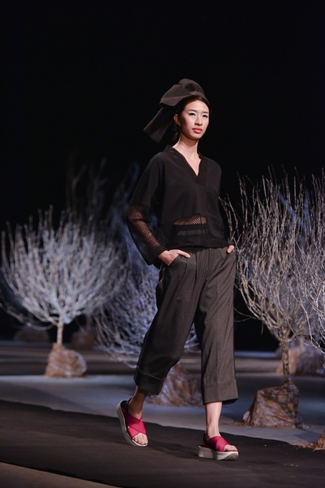 Sử dụng hai gam màu chủ đạo là đen, xám, đường nét cắt trên nền vải dệt kim cao cấp, những thiết kế tối giản nhưng đầy tinh tế. Những chiếc áo dáng rộng là thiết kế có tính ứng dụng cao.