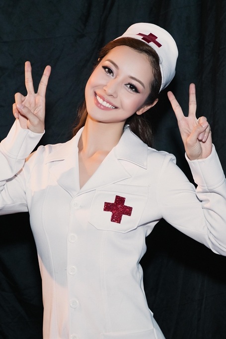 Minh Hằng không nghĩ Jennifer có thể nhảy được vì sức khoẻ của Hoa hậu vốn yếu, lại là bà mẹ hai con. Cô hoàn toàn bất ngờ về biểu cảm tốt, ý tưởng hay, bài nhảy sạch sẽ của đàn chị.