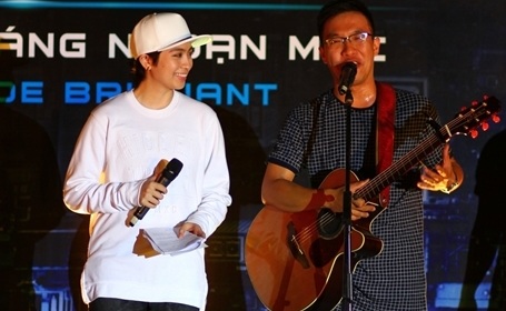 Ngoài Gil Lê, chương trình còn có sự góp mặt trình diễn của nhóm F Band.