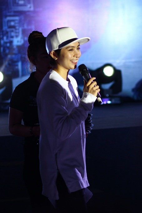 Gil Lê tiếp tục thể hiện khả năng dẫn chương trình khi gặp gỡ các khán giả trong đêm nhạc được tổ chức tại thành phố biển Quy Nhơn.