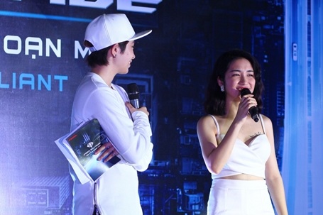 Xuất hiện tại chương trình trong trang phục đầy gợi cảm, Hòa Minzy trò chuyện thoải mái với Gil Lê trên sân khấu. Các nghệ sĩ đã cống hiến một đêm trình diễn diễn đáng nhớ cho các khán giả ở thành phố biển.