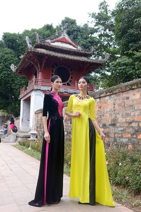 NTK Hoài Nam: “Thiết kế áo dài luôn là ưu tiên số 1 của tôi” - 2 Hai mẫu thiết kế trong BST hoa mẫu đơn.