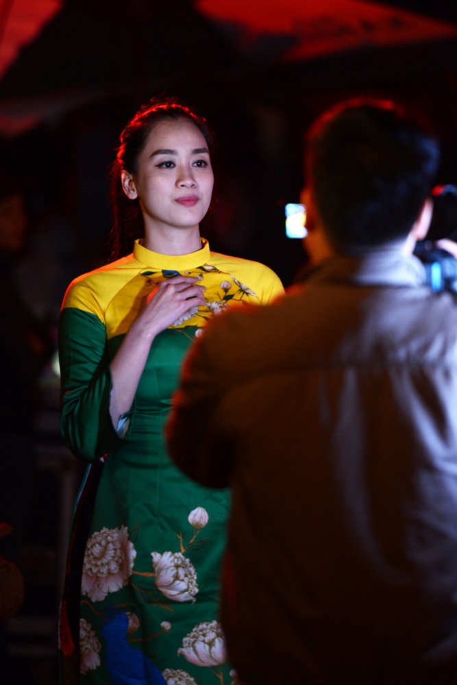 NTK Minh Hạnh cùng hàng trăm nghệ sỹ thức đêm tổng duyệt Lễ hội áo dài - 14 Để đảm bảo yếu tố bất ngờ, buổi tổng duyệt chưa trình diễn các bộ áo dài. Chỉ có vài bộ áo dài được người mẫu mặc để đạo diễn có hình dung về chương trình.