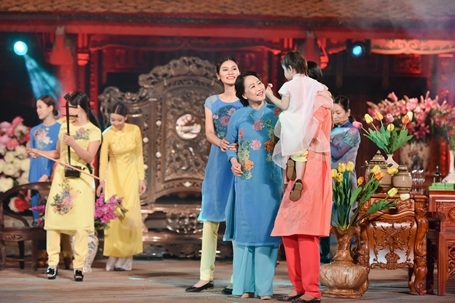 Theo cảm nhận riêng của NTK Quang Huy: “Cô Như Quỳnh là một nghệ sỹ đã gắn liền với hình ảnh người phụ nữ Hà Nội với những vai diễn mang đậm chất Á Đông và hình ảnh người Hà Nội như: vai Nết trong Đến hẹn lại lên.”