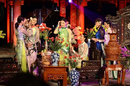 Với sự kết hợp của các người mẫu Việt Nam và người mẫu Nga đặc biệt, BST của NTK Hùng Việt đã góp phần khẳng định vẻ đẹp và khả năng ứng dụng của áo dài là không biên giới.