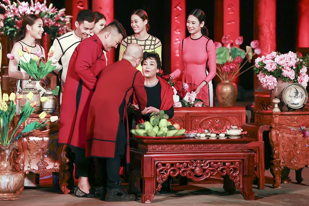 “Cặp đôi hoàn hảo” Hoàng Yến - Hà Duy tái hợp tại Lễ hội Áo dài - 9 Các người mẫu tái hiện lại phong tục lì xì trong ngày Tết của người Việt.