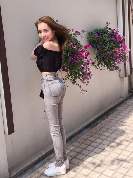 Elly Trần trẻ trung, gợi cảm với áo trễ vai - 1 “Có thể nói đùa là tôi đã chán phong cách sexy vốn đóng khung với mình. Tôi muốn cho khán giả thấy một Elly đa dạng, nhiều màu sắc khác nhau. Tôi nghĩ một người phụ nữ làm mẹ luôn có vẻ đẹp riêng đầy cuốn hút, chứ không nhất thiết ở số đo ba vòng”, bà mẹ 2 con lý giải về sự thay đổi trong phong cách thời trang.