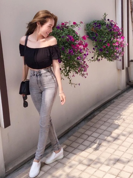 Elly Trần trẻ trung, gợi cảm với áo trễ vai - 2 Trước đây khán giả vẫn biết đến cô trong những khung hình nóng bỏng khoe cơ thể thì giờ đây cô có phần chín chắn hơn.