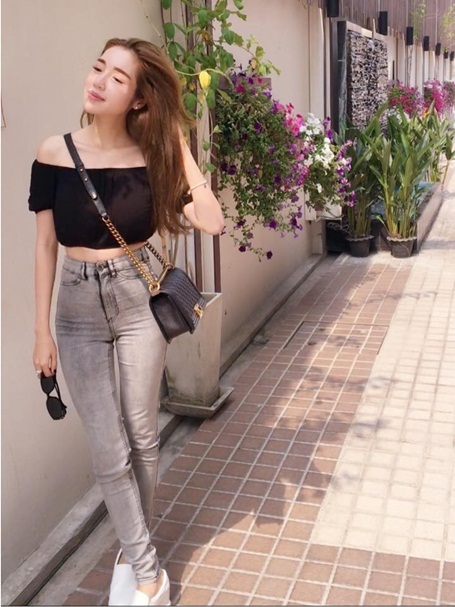 Elly Trần trẻ trung, gợi cảm với áo trễ vai - 3 Trong loạt ảnh mới cô tối giản với quần jeans.