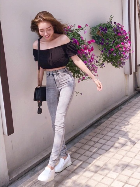 Elly Trần trẻ trung, gợi cảm với áo trễ vai - 5 Không chỉ những đướng cong chữ S mới thể hiện được sự gợi cảm của phái đẹp mà đôi xương quai xanh hay còn gọi là xương đòn cũng là một tiêu chuẩn làm nên sức hút không gì có thể cưỡng lại được.