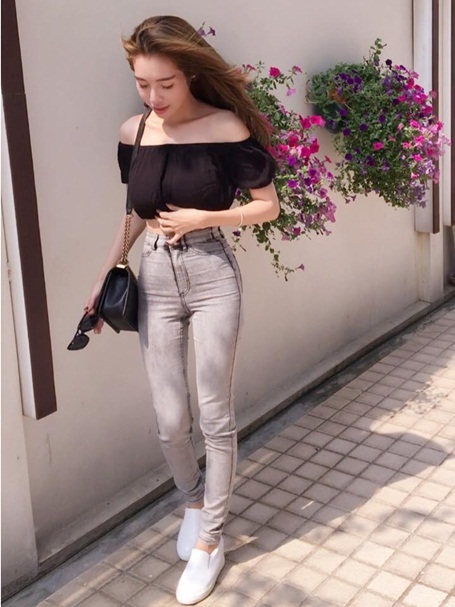 Elly Trần trẻ trung, gợi cảm với áo trễ vai - 7 Hiện tại, Elly cho biết, gia đình vô cùng ủng hộ cô tiếp tục hoạt động nghệ thuật. Cả nhà dành toàn bộ tình yêu và quan tâm đến hai bé Candie, Elfie để cô toàn tâm làm việc.