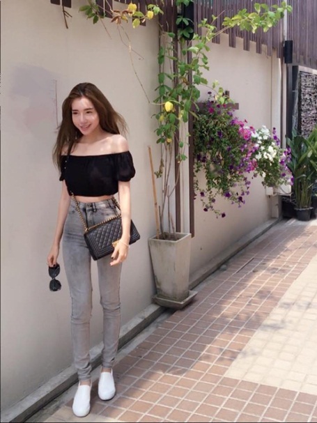 Elly Trần trẻ trung, gợi cảm với áo trễ vai - 6 Elly Trần ví von hài hước, mình là tuýp phụ nữ ra ngoài thì lộng lẫy, về nhà thì như “con sen”. Cô thích làm việc nhà và dành nhiều thời gian chăm chút cho hai thiên thần nhỏ.