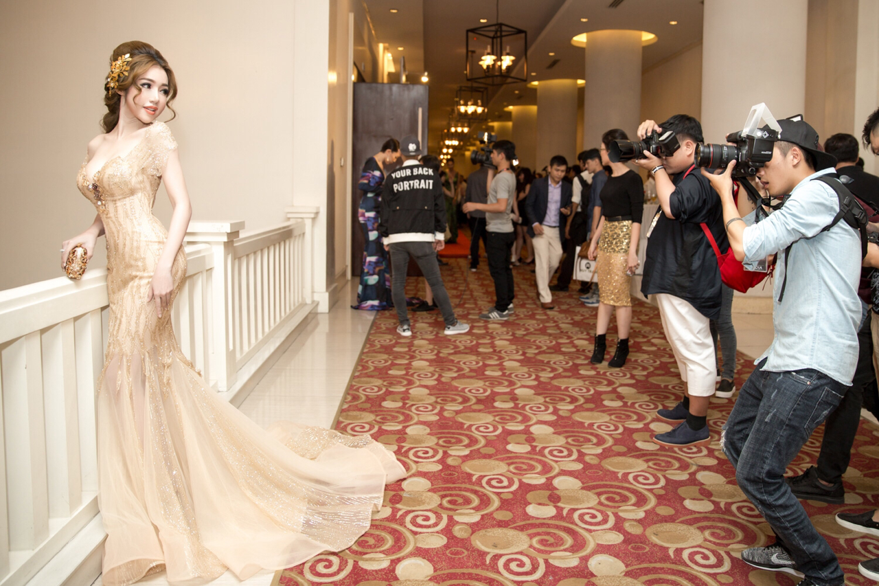 
Dù không có nhiều thời gian chuẩn bị, bà mẹ hai con vẫn xuất hiện đầy lộng lẫy và trở thành trung tâm của ống kính phóng viên.
