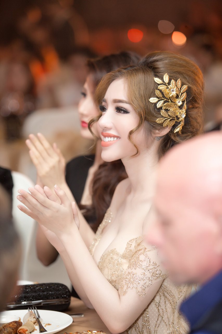 Trước đó, Elly dành thời gian đến tham dự một sự kiện giải trí. Vốn là một người mẹ trẻ cẩn thận, Elly cố gắng chăm sóc hai con nhỏ, đặc biệt là ăn uống đúng bữa, đầy đủ mới thật yên tâm đi sự kiện.