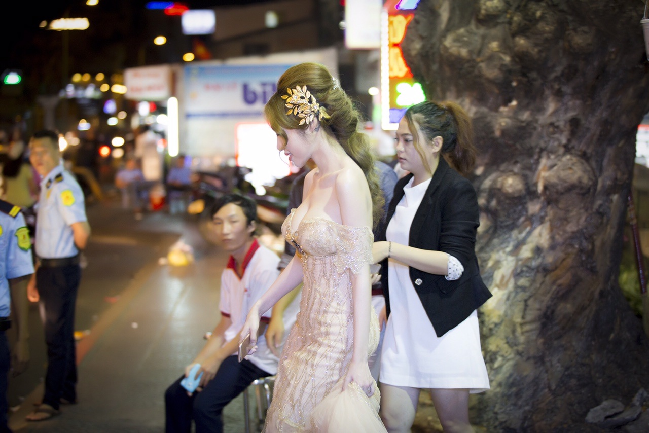 
Tối 13/3, Elly Trần thu hút sự chú ý khi bất ngờ xuất hiện với trang phục dạ hội lộng lẫy tại trung tâm quận 1, TPHCM. Người đẹp đi ăn khuya cùng bạn bè và thoải mái trò chuyện.
