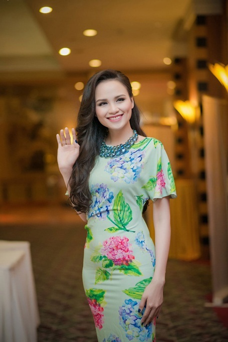 Những "má lúm đồng tiền" đắt giá của showbiz Việt - 8
Hoa hậu Diễm Hương yêu kiều với má lúm (Ảnh: Lê Chí Linh)