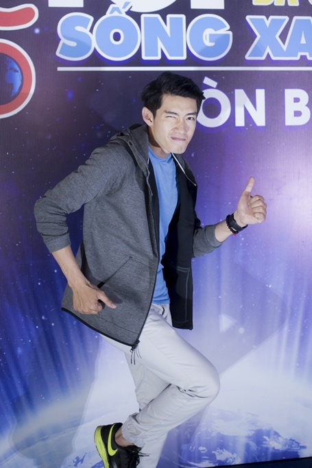 Mặc dù đang tham gia một khoá huấn luyện về chuyên môn tại Singapore, Quang Đăng vẫn sắp xếp thời gian bay gấp về Việt Nam trong chiều 19/3 để kịp tham gia chương trình. Anh diện trang phục trẻ trung, năng động và tham gia một bài nhảy flashmob cùng các tình nguyện viên.