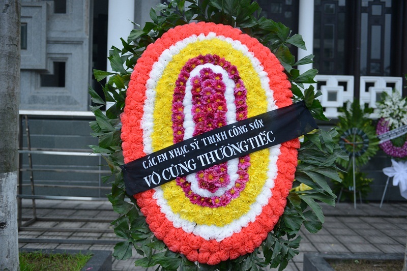 Các em nhạc sĩ Trịnh Công Sơn gửi vòng hoa viếng nhạc sĩ Thanh Tùng. Sinh thời, Trịnh Công Sơn là người bạn tâm giao của Thanh Tùng.