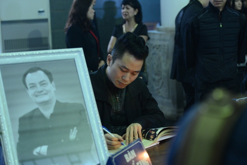 Ca sĩ Tùng Dương kính cẩn viết trong cuốn sổ tang của người nhạc sĩ mà anh tôn kính. Nam ca sĩ rưng rưng khi đứng trước linh cữu nhạc sĩ Thanh Tùng.