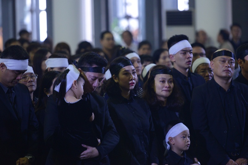 Các con cháu thương tiếc tiễn đưa nhạc sĩ Thanh Tùng.