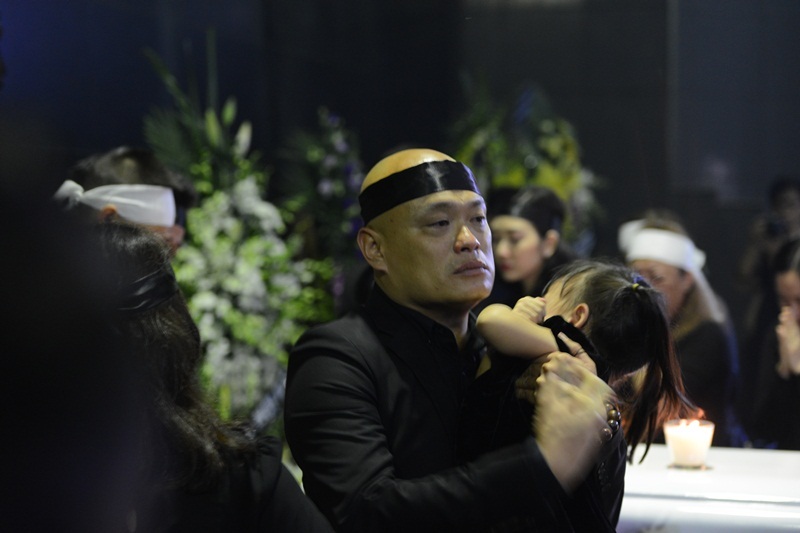 Anh Thông - con trai thứ nhạc sĩ Thanh Tùng bần thần trước sự ra đi của người bố đáng kính.