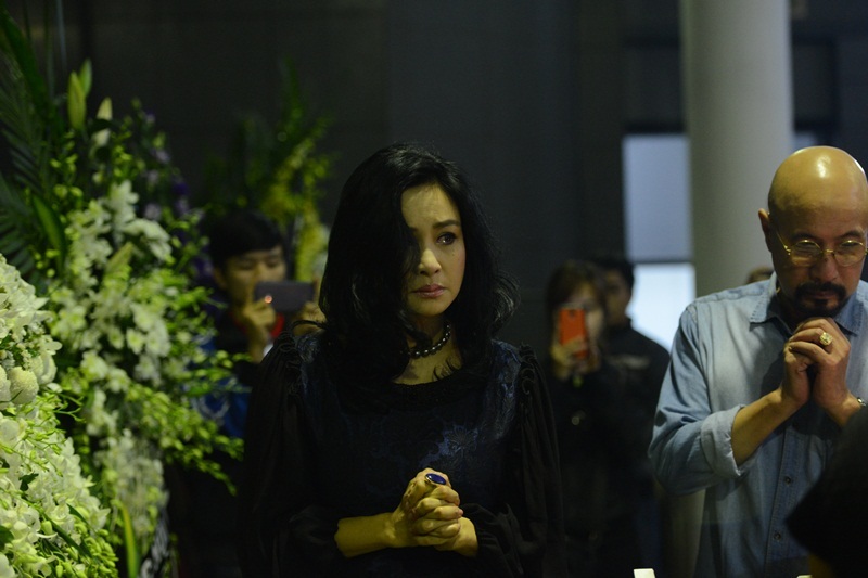 Thanh Lam không kìm nén được sự xúc động trong tang lễ của người thầy.