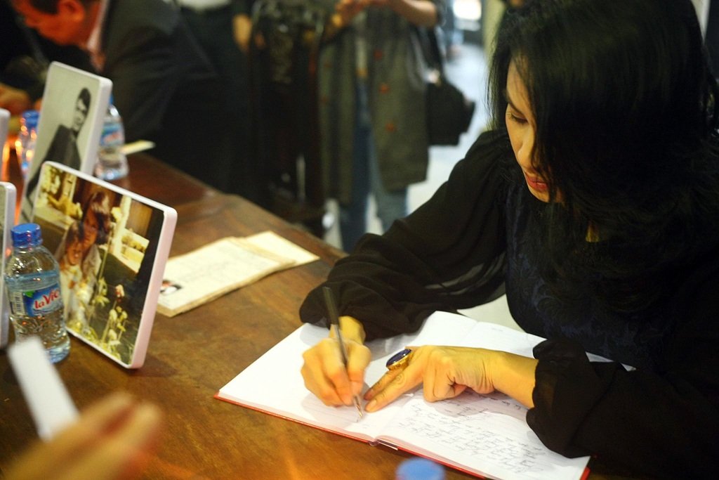 Ca sĩ Thanh Lam viết lời tiễn biệt: “Ai vội đi để ai còn đứng đó. Tìm bàn chân ai trong tiếng lá rơi,… Nhớ thầy vô cùng, tiễn biệt. (Thanh Lam)”.