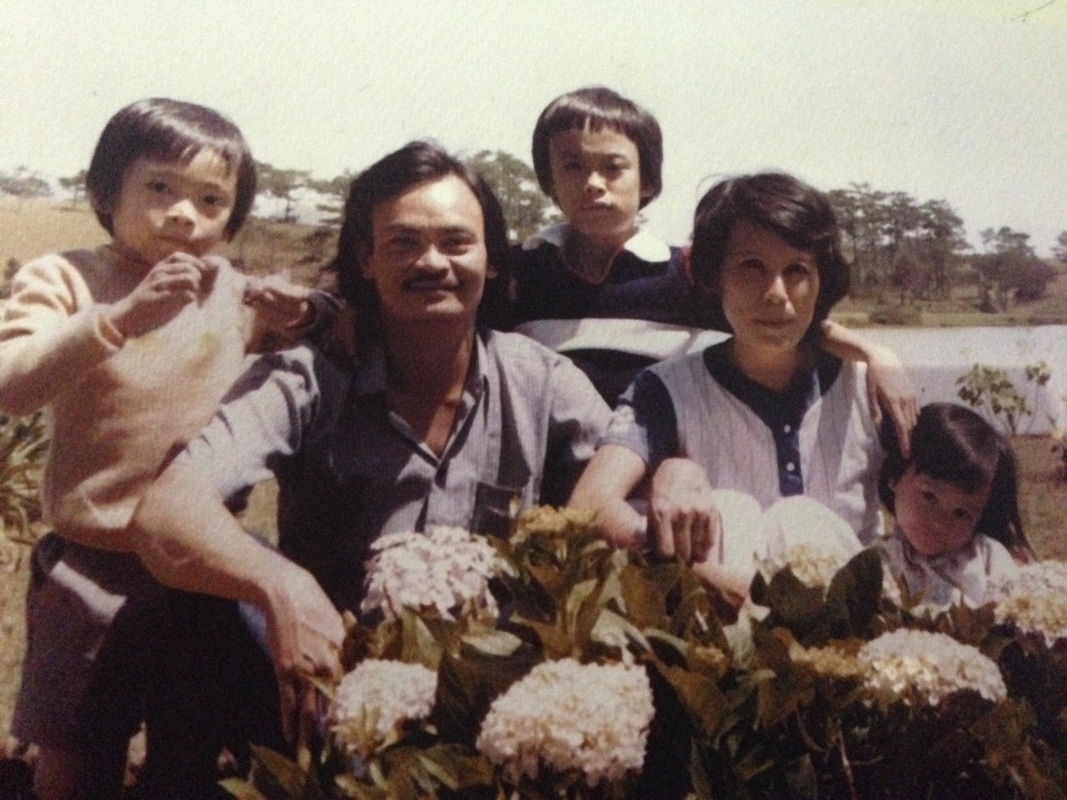 Hình ảnh hạnh phúc trong sổ lưu niệm gia đình Thanh Tùng.