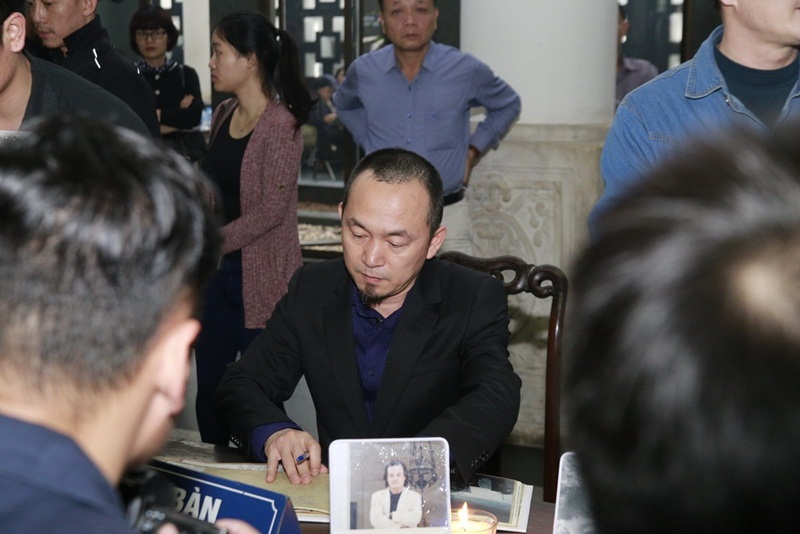 Nhạc sĩ Quốc Trung cũng bùi ngùi dự tang lễ người thầy. Ca sĩ Quốc Trung viết: Kính chào thầy, ngôi sao cô đơn của tụi em. Bọn em sẽ luôn nhớ tới thầy, cách xa đâu là lãng quên...