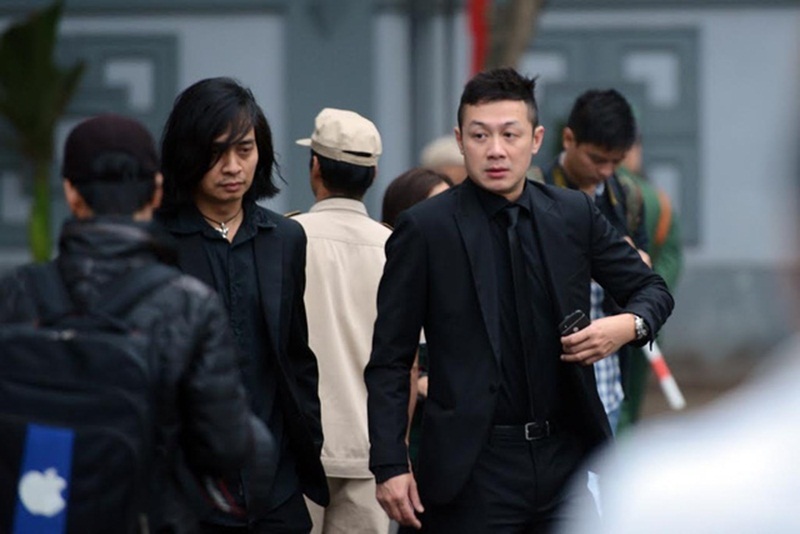 Từ 6h30’ sáng, MC Anh Tuấn đã có mặt để chuẩn bị tang lễ cho người anh cả rock Việt.