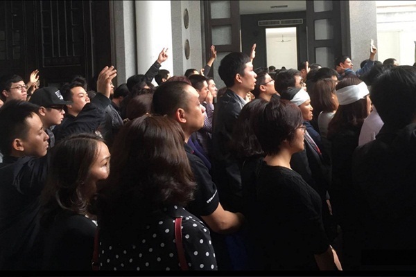 Khi còn sống, Trần Lập không ưa bi lụy, “bông hồng thủy tinh” mang ý chí sắt đá hơn người ta tưởng. Anh đã sống những ngày tháng ngắn ngủi nhưng đầy nhiệt thành, đầy bản lĩnh, chưa một phút giây đầu hàng số phận. Chính vì thế, giờ phút linh cữu của anh được di quan, bạn bè thân hữu, những fan rock Việt không ai bảo ai, giơ cao tay vẫy chào như ngàn con sóng vỗ về anh về cõi vĩnh hằng và hòa giọng tiễn đưa anh bằng nhạc điệu rền vang “Đường đến ngày vinh quang”.