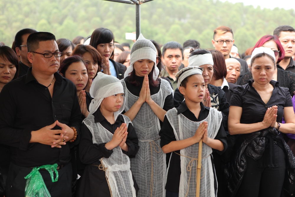 Cựu Thủ lĩnh Bức Tường đã hòa vào đất mẹ, trong thời khắc cuối cùng, gia đình trầm ngâm, bạn bè thành kính đứng bên mộ phần hát lên ca khúc Đường đến ngày vinh quang để từ biệt anh lần cuối.