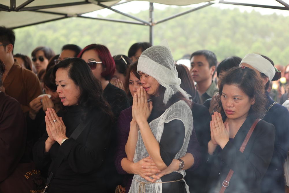 “Bông hồng thủy tinh” đã nằm lại vĩnh viễn với đất trời. Xin trích lời ca khúc Bông hồng thủy tinh để tiễn anh yên giấc ngàn thu: Bụi mờ quá khứ đã giăng che mờ trên cây đàn đã nín câm. Và tình yêu đó xin gọi tên: Bông hồng thuỷ tinh... Ðể cho mãi mãi vẫn ghi trong lòng ta năm tháng qua. Tạm biệt người anh cả của rock Việt. Cách xa đâu là lãng quên...