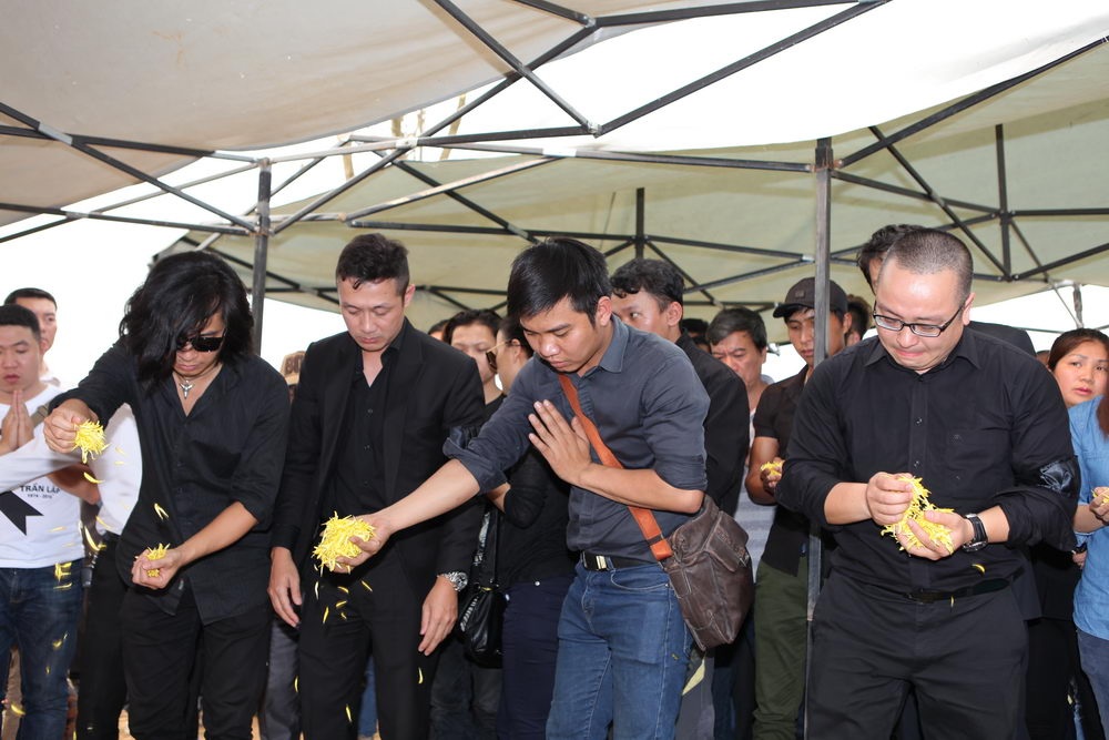 Vợ con Trần Lập rải hoa cúc vàng tiễn anh về miền xa thẳm - 4