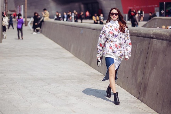 Minh Hằng âm thầm "ghi điểm" ở tuần lễ thời trang Seoul - 10 Minh Hằng đón đầu xu hướng với áo oversize mix cùng chân váy jeans xẻ ấn tượng.