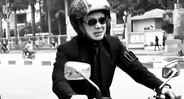 “Khi về đến gần nhà Lập, tôi vỗ vỗ cái bình xăng và nói “Ông ơi, vậy là anh em đã được đi cùng ông một đoạn đường, vậy là tôi đã hoàn thành tâm nguyện của mình với ông, vậy là ông sẽ phải nói lời chia tay với chiếc xe và anh em rồi…” và cứ thế, nước mắt tôi trào ra, không cần biết đang đi ngoài đường, không cần biết đang có ai bên cạnh, chỉ biết rằng, tôi đang được khóc. (Ảnh: FB Anh Tuấn).